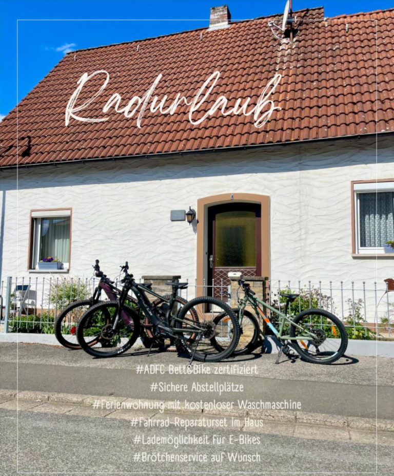 Fahrräder stehen vor einem Haus mit der Aufschrift "Villa Rosa".